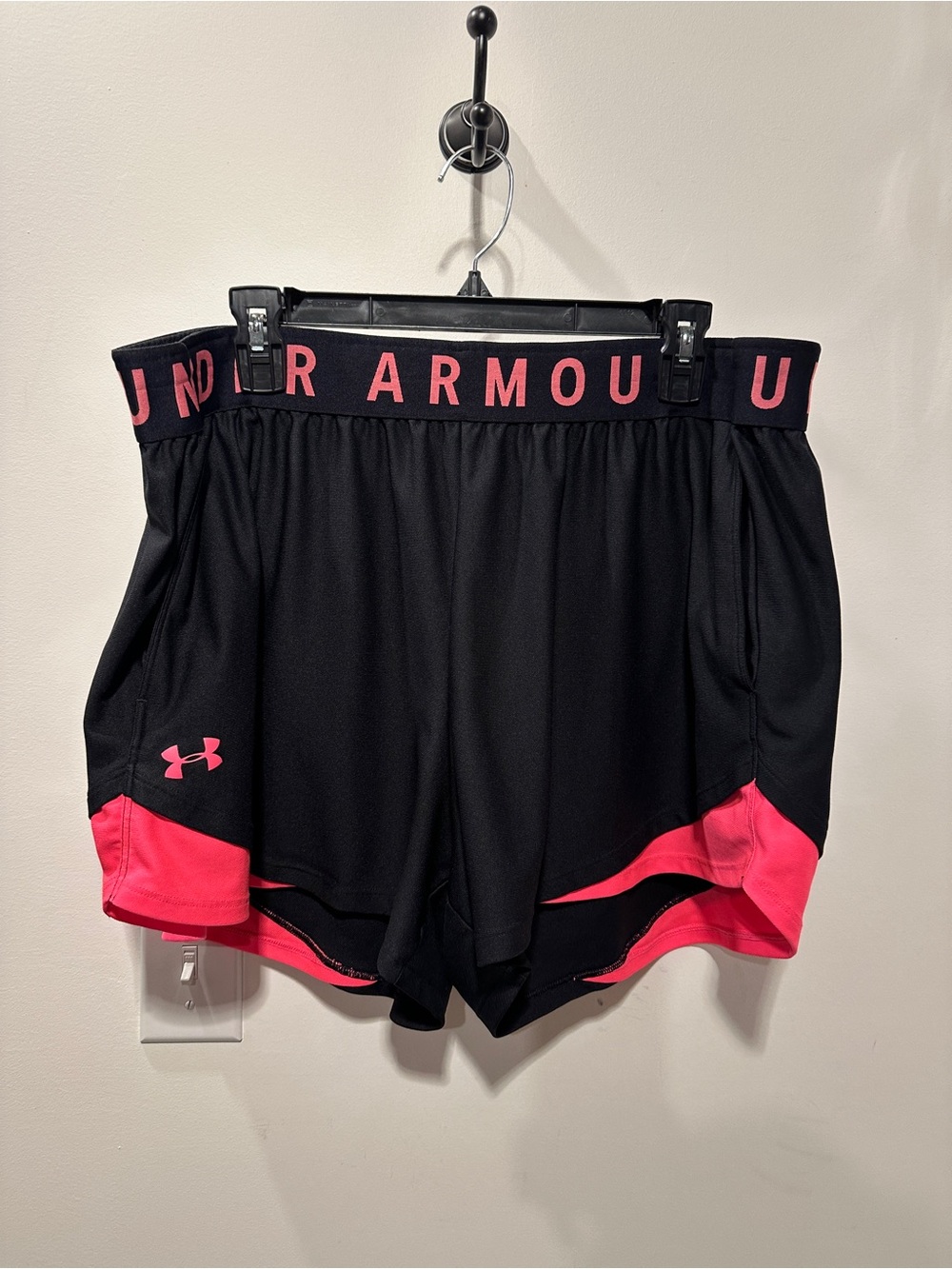 Under Armour Black & Neon Crimson Pink Women's Athletic Shorts 2X - Picture 2 of 6